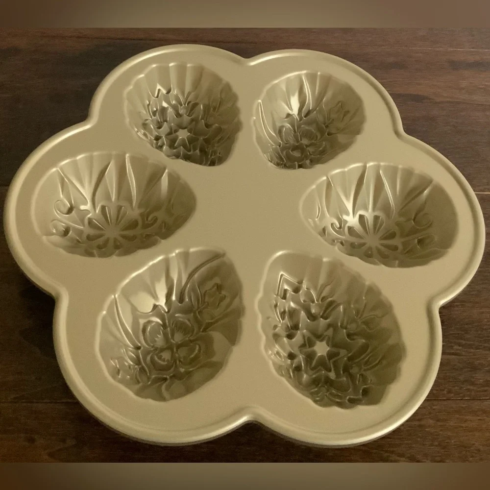 Williams Sonoma Nordic Ware Nonstick Cast Aluminum Easter Egg Cakelet NWT